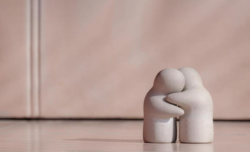 爱，不是在寻找一个完美的人，而是学会用完美的眼光看待不完美的人